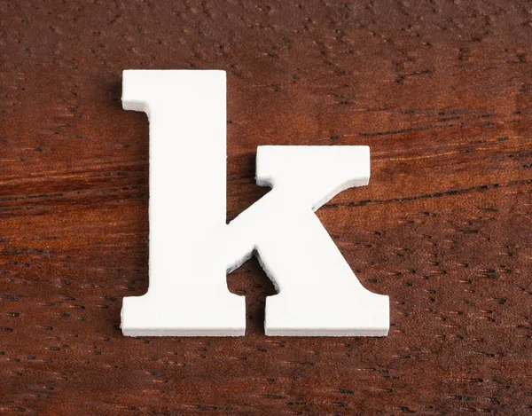 Carta minúscula k - Peça em madeira — Fotografia de Stock