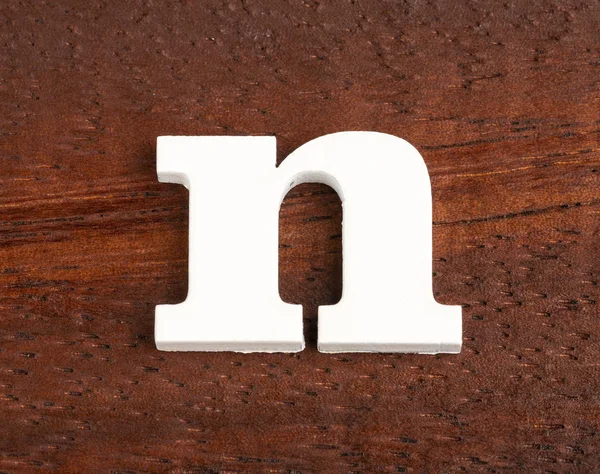 Нижня літера n - Шматок в дереві — стокове фото