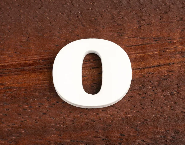 Carta minúscula o - Pedaço em madeira — Fotografia de Stock