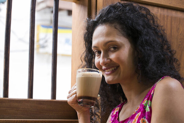 Милая латиноамериканка на улице в городе