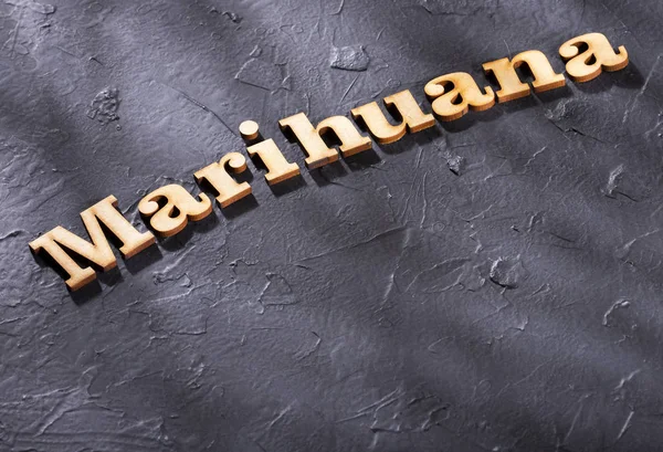 Kenevir sativa - Ahşap harflerle Marihuana — Stok fotoğraf