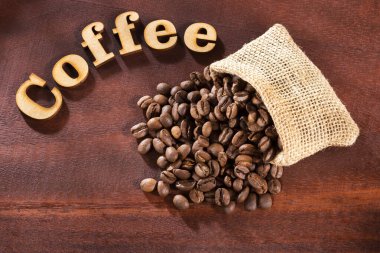 Kızarmış organik kahve çekirdekleri.