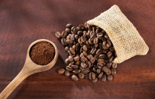 Kaffeblandningar, malda och rostade kaffebönor - Coffea — Stockfoto