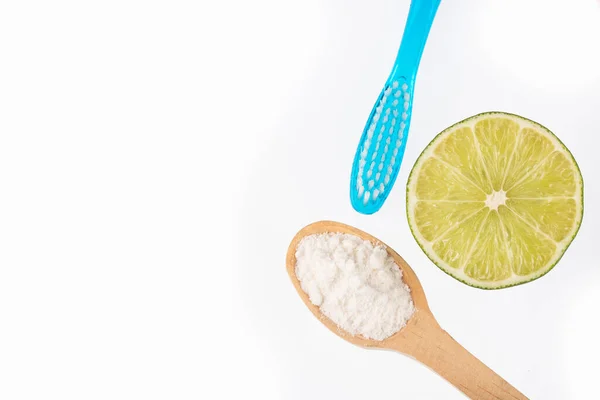 Gigi Putih Dengan Lemon Baking Soda Dan Sikat Gigi — Stok Foto