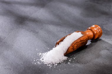 Tahta kepçe içinde magnezyum klorür - Metin uzayı