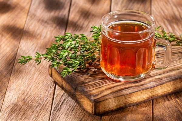 Świeża Organiczna Herbata Tymiankowa Thymus Tło Drewna — Zdjęcie stockowe
