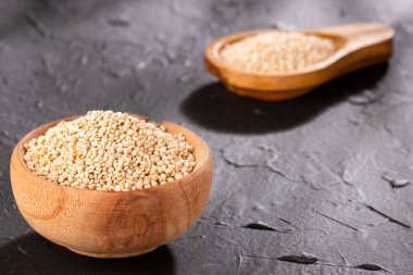 Ahşap kasede organik kinoa tohumları - Chenopodium kinoa