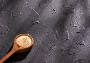 Lepidium meyenii - kaşıkta organik maca tozu