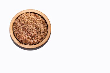 Beyaz arkaplanda ezilmiş keten tohumları - Linum usitatissimum