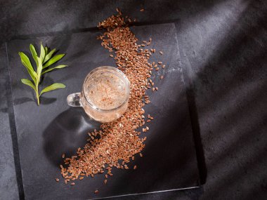 Suyla karıştırmak için keten tohumları - Linum usitatissimum