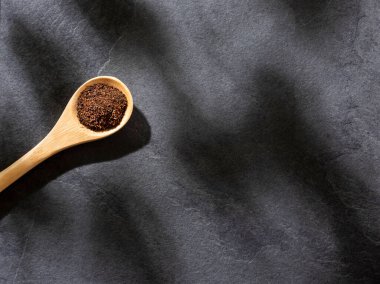 Tahta kaşıkta siyah çay tozu - Kamelya sinensis