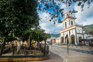 Tamesis, Antioquia / Kolombiya - Eylül 01, 2020. Tamesis Belediyesi San Antonio Katolik Kilisesi.