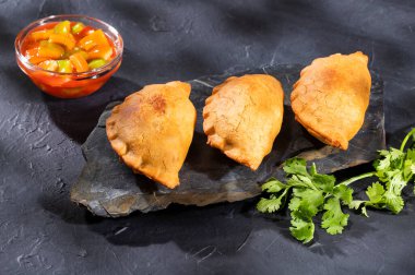 Latin Amerika sığır etli börek.