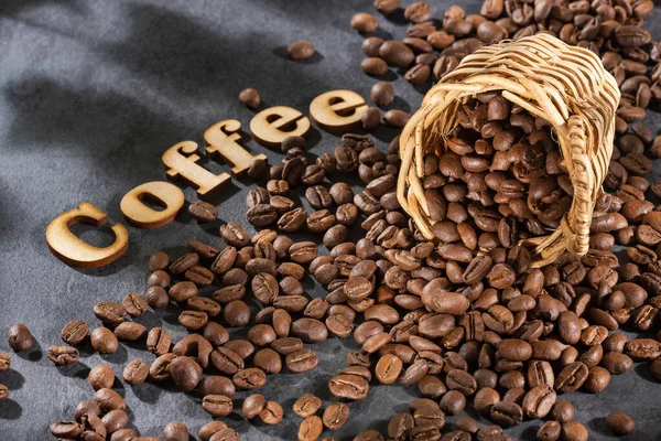 Coffea Rostade Kaffebönor Korgkorgen — Stockfoto