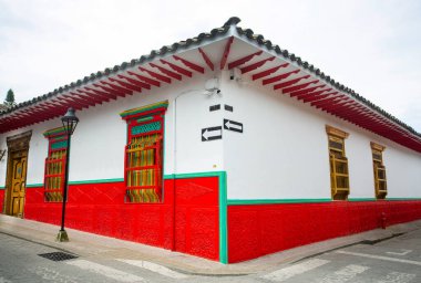 El Retiro, Antioquia / Kolombiya - 12 Ekim 2020. Kolombiya Belediyesi, sömürge evleriyle tanınır..