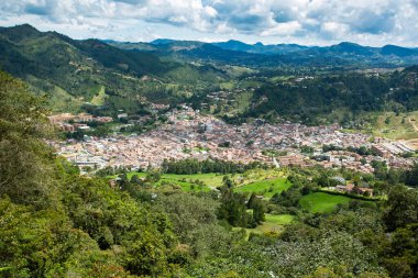 El Retiro, Antioquia / Kolombiya - 12 Ekim 2020. Arka planda dağlar olan kasabanın panoramik manzarası.