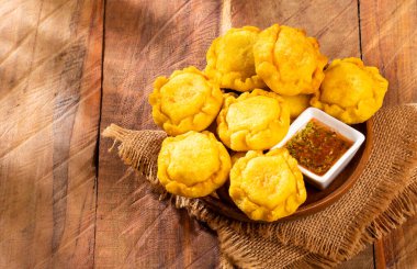 Kolombiyalı Tavuk Doldurulmuş Kek - Baharatlı Sos