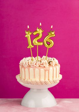 126 numaralı mumlu pembe doğum günü pastası.