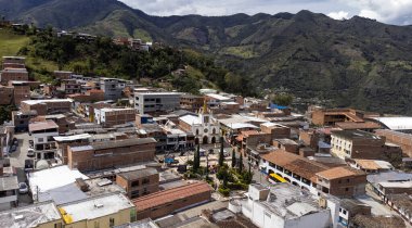 Giraldo, Antioquia, Kolombiya. 3 Ağustos 2025. Bölümün batı bölgesinde bir belediye bulunmaktadır..