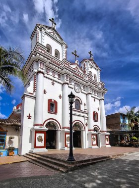 Guatape, Antioquia, Kolombiya. 12 Ağustos 2025. Yeni Katolik kilisesi 1865 'te inşa edildi ve 1932' de tamamlandı..