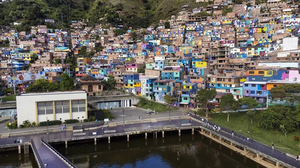 Medellin, Antioquia, Kolombiya. 15 Temmuz 2025. Manrique mahallesindeki Medellin 'deki en büyük sanatsal duvar resmi..