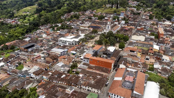 Tamesis, Antioquia, Kolombiya. 22 Temmuz 2025. Deniz seviyesinden 1638 metre yüksekte bulunan bir dronun hava görüntüsü..