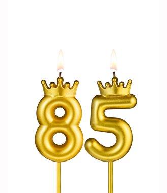 Beyaz arkaplanda 85 numaralı doğum günü mumu