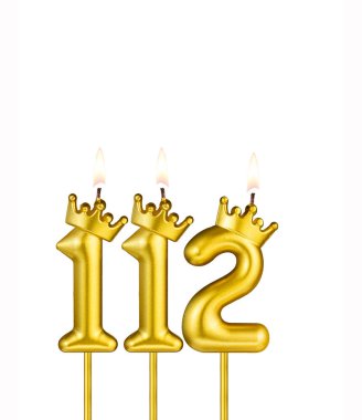 112 numaralı taçla altın mum - beyaz arka plan