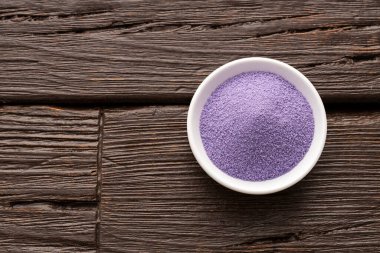 Buzlu kokteyller için yaban mersini aromalı şeker kristalleri.