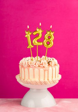 128 numaralı mumlu pembe doğum günü pastası.