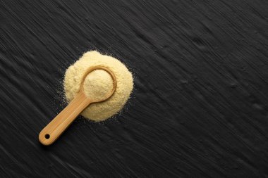 Kaşıkta Durum buğdayı, buğday irmiği. Triticum vulgare