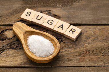 Kaşık üzerinde rafine edilmiş beyaz şeker taneleri Saccharum officinarum