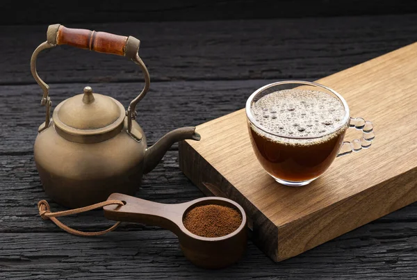 Sıcak suya karıştırılmış hazır kahve tozu. Kahve.