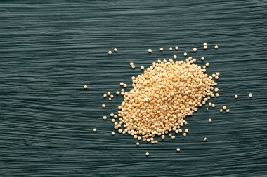 Masaya serpilmiş kinoa tohumları - Chenopodium kinoa