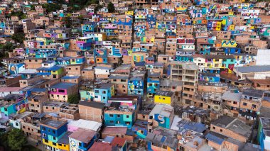 Medellin, Antioquia, Kolombiya. 15 Temmuz 2025. Şehrin en büyük duvar resmi olan takımyıldızları Manrique Mahallesi 'nde bulunmaktadır..