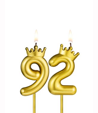 92 numaralı taçla altın mum - beyaz arka plan