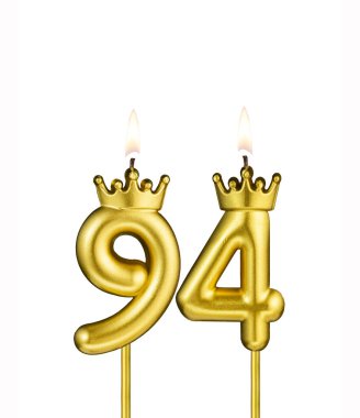 94 numaralı taçla altın mum - beyaz arka plan