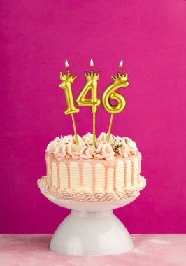 146 numaralı mumlu pembe doğum günü pastası.