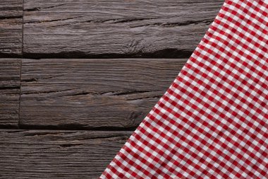 Kırmızı kareli peçeteyle Rustik ahşap arkaplan - metin ve yiyecek tasarımı için boşluk
