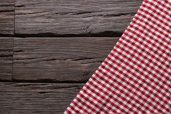 Kırmızı kareli peçeteyle Rustik ahşap arkaplan - metin ve yiyecek tasarımı için boşluk