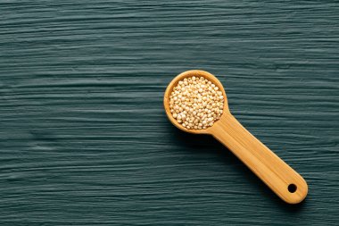 Bir kaşık dolusu organik kinoa tohumu - Chenopodium kinoa