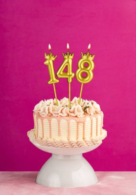 148 numaralı mumlu pembe doğum günü pastası.