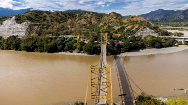 Santa Fe de Antioquia 'daki Paso Real Köprüsü, aynı zamanda Sarı Köprü olarak da bilinir, 1955 ve 1962 yılları arasında inşa edilmiştir..