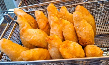 Carimanola hazırlama, tipik bir Kolombiya kızarmış kasava yemeği.