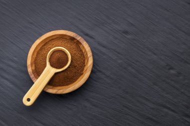 Hazır kahveyi bir kâseye koyup kaşık kaşık kaşık...