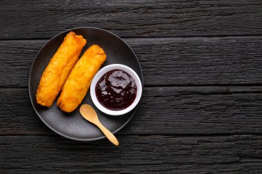 Tipik Kolombiya usulü kızarmış Carimanola. Et ve peynirle dolu Cassava topları.