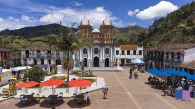 El Penol, Antioquia, Kolombiya. 12 Ağustos 2025. Eski Peol Meydanı 'nın kopyası, Kolombiya halkının geleneksel mimarisi.