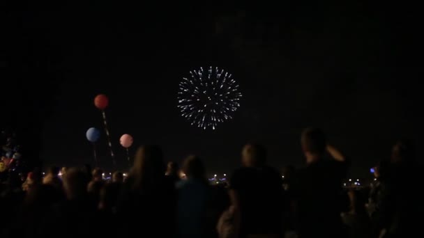 Fuegos Artificiales Ciudad Noche Saludo Vacaciones Aniversario Personas Ciudad Noche — Vídeos de Stock