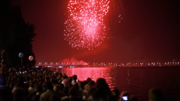 Πυροτεχνήματα Στη Βραδινή Πόλη Χαιρετισμός Διακοπές Επέτειος Άνθρωποι Πόλη Βράδυ — Αρχείο Βίντεο