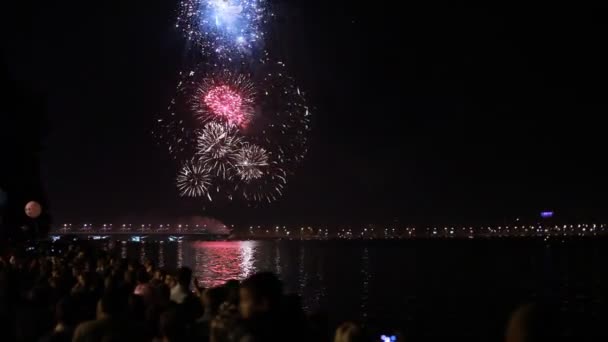 Fogos Artifício Cidade Noite Saudação Feriado Aniversário Pessoas Cidade Noite — Vídeo de Stock